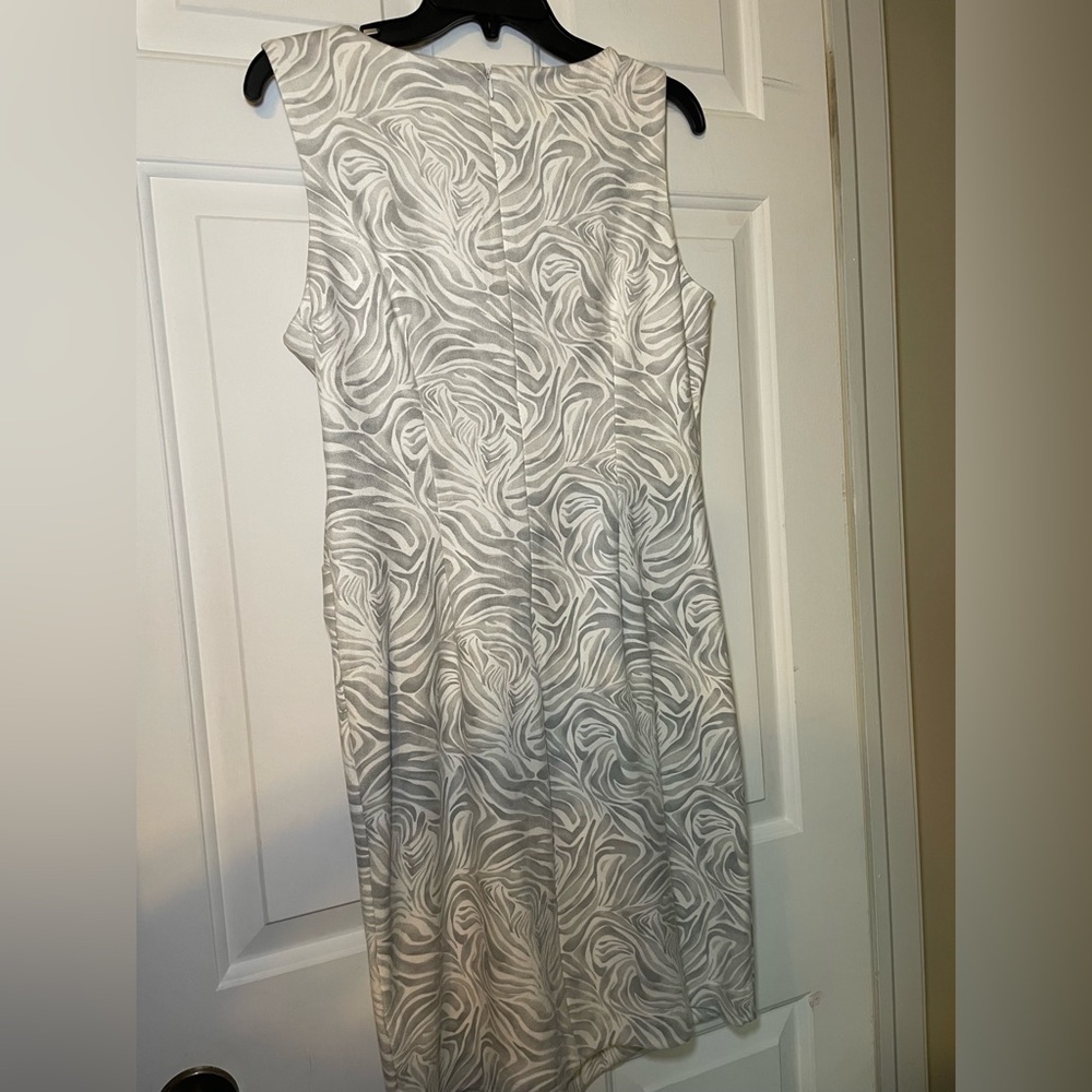 J McLaughlin Grey & White Print Shift Dress Sleeveless Ruched Side Size Medium - Picture 5 of 8